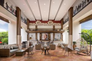 塞米亚克Tonys Villas & Resort Seminyak - Bali的带沙发和椅子的大堂以及酒吧