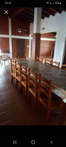 萨尔塔la soñadita的一张大桌子和椅子,位于一个桌子的房间