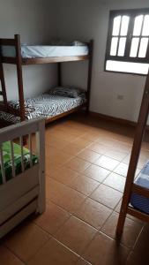 萨尔塔la soñadita的客房设有两张双层床,铺有瓷砖地板。
