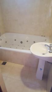 萨尔塔la soñadita的浴室配有盥洗盆、浴缸和卫生间。
