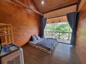 邦美蜀An Nhien Farm - Venuestay的一间卧室设有一张床和一个大窗户