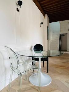 梅斯Le Grand Cerf By La Chambre à Côté的玻璃桌和椅子