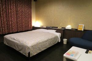 Miyaki嘉年华情趣酒店的配有一张床和一把椅子的酒店客房