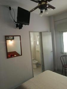布宜诺斯艾利斯Suite Confortable en Palermo Omega的一间设有镜子和墙上电视的房间