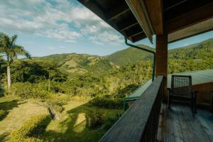 哈拉瓦科阿Villa Ka: Relax with fresh air and mountain view.的山景房屋门廊