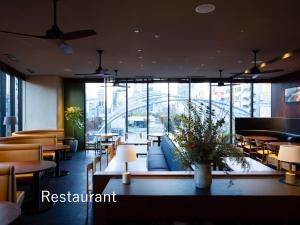 东京sequence MIYASHITA PARK - Shibuya的餐厅设有桌椅和窗户。