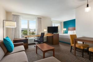 拉斯维加斯Residence Inn By Marriott Las Vegas Stadium Area的配有一张床和一张书桌的酒店客房