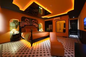 岘港Chiic House 2 - Khách sạn tình yêu的一间卧室配有一张床和一张沙发