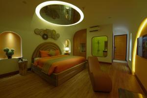 岘港Chiic House 2 - Khách sạn tình yêu的一间卧室配有一张床和一面大镜子