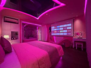 岘港Chiic House 2 - Khách sạn tình yêu的粉红色的卧室配有床和电视