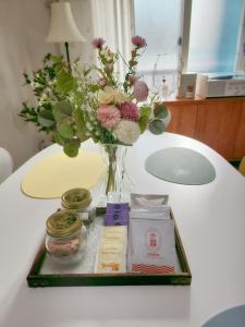 首尔JB Stay#Hongdae & Sinchon 10min#Double Room的花瓶,桌子上还有花和其他物品