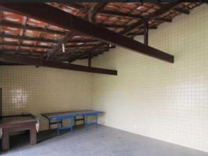 大伊瓜巴Iguabinha Duplex Pé na Areia的一间设有蓝色桌子和长凳的房间