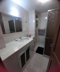 大伊瓜巴Iguabinha Duplex Pé na Areia的一间带水槽和淋浴的浴室