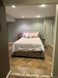 上马尔伯勒The Oasis@Woodyard的卧室配有一张带粉红色枕头的大床