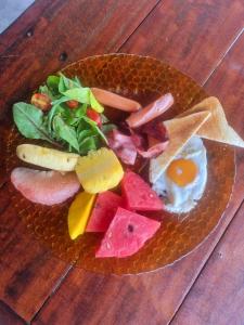 Wok TumCyKali Garden Bungalows的鸡蛋,水果和蔬菜等食物
