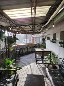 台北品格子旅店北车馆的一座带桌椅和植物的庭院