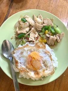 Ban Ao Yaikohkoodfarmstay的饭盘,有鸡蛋,米饭和蘑菇