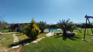 皮尔克Escapada romántica的一个带游泳池和棕榈树的后院