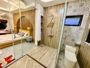 波来古市Gió Homestay - Pleiku的带淋浴的浴室和卧室