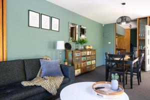 戴尔斯福特Azidene House & Spa Apartment的客厅配有沙发和桌子