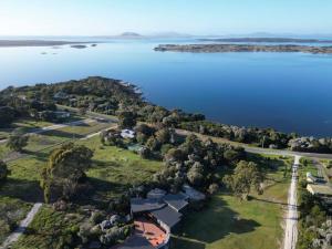 Faraway on Flinders Island的水面上岛屿的空中景观