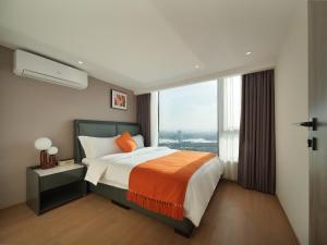 广州東枫酒店公寓（广州金融城三溪地铁站店）的一间卧室设有一张床和一个大窗户