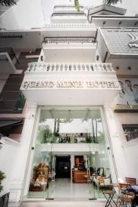 岘港Quang Minh Riverside Hotel Danang的一座建筑,上面有标志,上面有冬季酒店舞蹈的标志