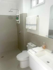 阿扬格Casa Lobster Bay的白色的浴室设有卫生间和水槽。