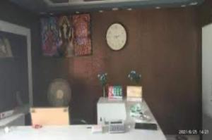 马拉里OYO Banka Guest House的一间棕色墙上的钟表房