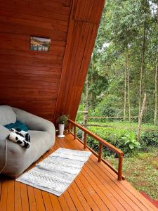 KianyagaAquawood Cabins的小木屋门廊上的沙发