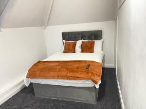 BraunstoneHometel Hidden Gem Large Comfy Home Can Sleep 13的一间小卧室,配有带两个枕头的床