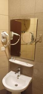阿尔卡吉ريف الخرج 2 للشقق الفندقية的一间带水槽和镜子的浴室