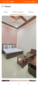 AyodhyaHappy family homestay的客房设有一张床和一张茶几