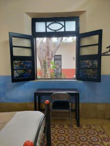 梅里达拉埃尔米塔旅馆的窗户,带桌子和椅子的房间