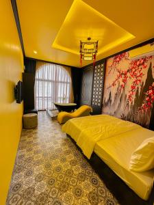 广义Tuyet Suong Hotel的一间卧室设有两张床,墙上挂着一幅画
