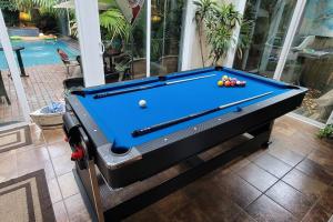新奥尔良Tropical OASIS Getaway with a Private Pool & Spa的一张台球桌,上面有球