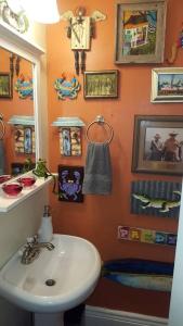 新奥尔良Tropical OASIS Getaway with a Private Pool & Spa的浴室设有白色水槽和镜子
