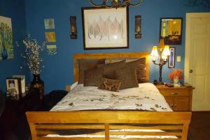 新奥尔良Tropical OASIS Getaway with a Private Pool & Spa的一间卧室配有一张带蓝色墙壁的大床