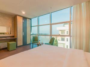 特拉布宗Sabırlar City Suites Hotel的一间卧室设有一张大床和一个大窗户