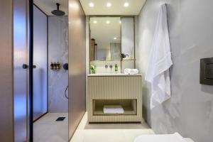 特拉维夫Jewel TLV Hotel的一间带水槽、卫生间和淋浴的浴室