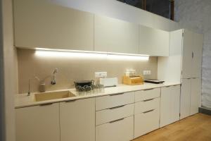 浦那Souzagad - Villa Maria的厨房配有白色橱柜和水槽