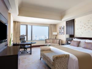 无锡无锡君来洲际酒店的酒店客房设有一张大床和一张书桌。