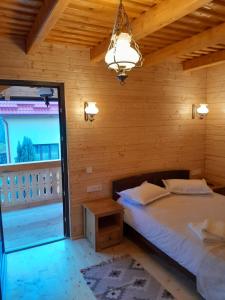 BîrsanaPensiunea Malinul的一间卧室设有一张床和一个大窗户