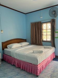 甲米镇Adam Bungalows的卧室设有两张床,拥有蓝色的墙壁和窗户。