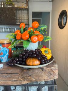 清迈Eachother Hostel的桌上的水果和蔬菜盘