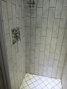比勒陀利亚612 @ Leisure Bay的一间玻璃门淋浴,铺有瓷砖地板