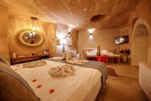 于尔居普Misty Cave Hotel的一间卧室配有一张大床和毛巾