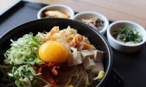 全州市Jeonju Wangyijimil Hanok Hotel的桌上一碗带鸡蛋的食物