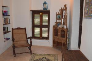 巴加莫约Ella's Swahili House的客厅配有椅子和窗户