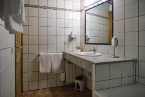 普奇塞达加尔莫如福斯酒店的一间带水槽和镜子的浴室